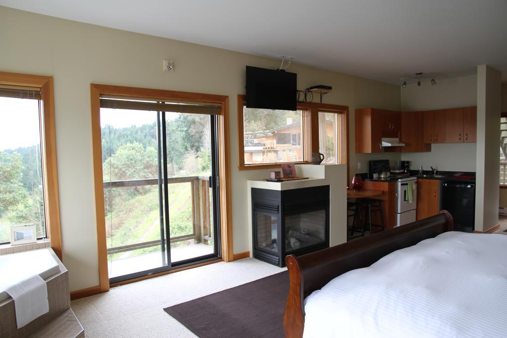 Moon Water Lodge Malahat Zewnętrze zdjęcie
