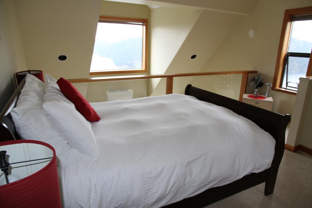 Moon Water Lodge Malahat Zewnętrze zdjęcie